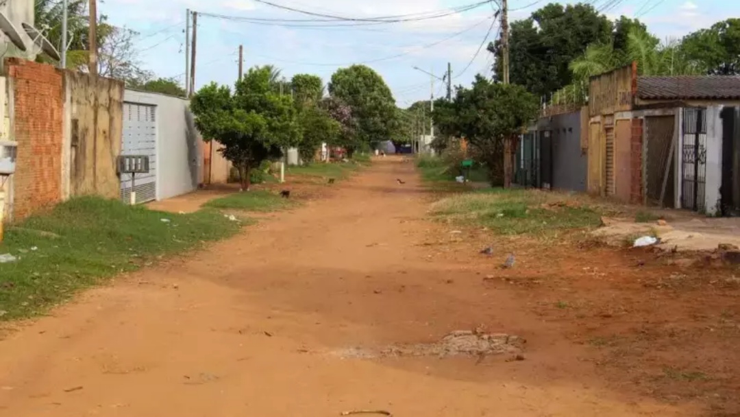Jovem é atacada e estuprada no meio da rua por motociclista