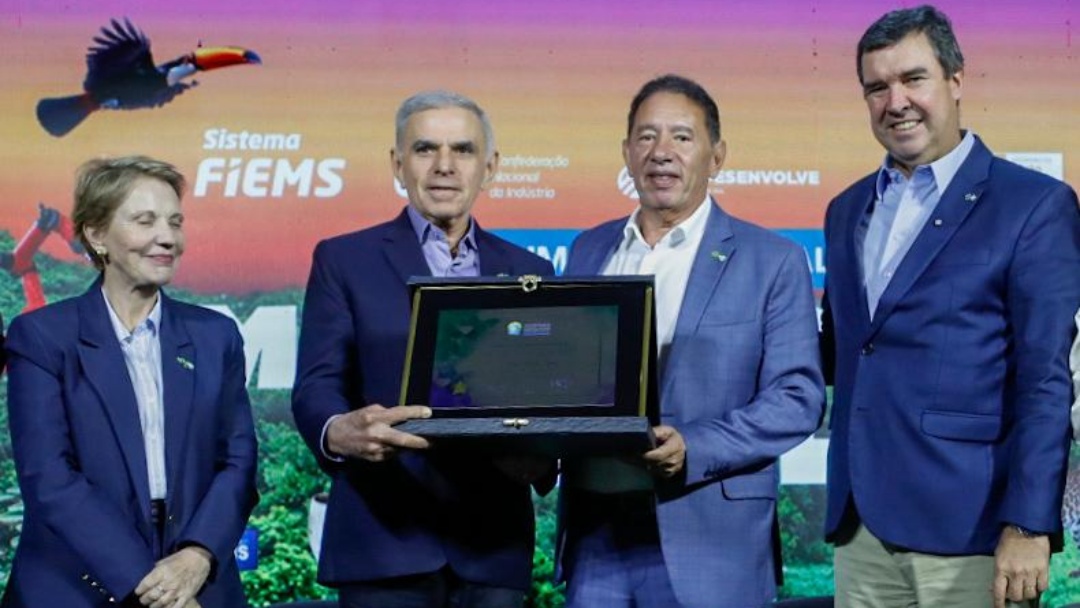 Gerson participa de encontro da indústria e entrega título de cidadão sul-mato-grossense ao fundador da Inpasa
