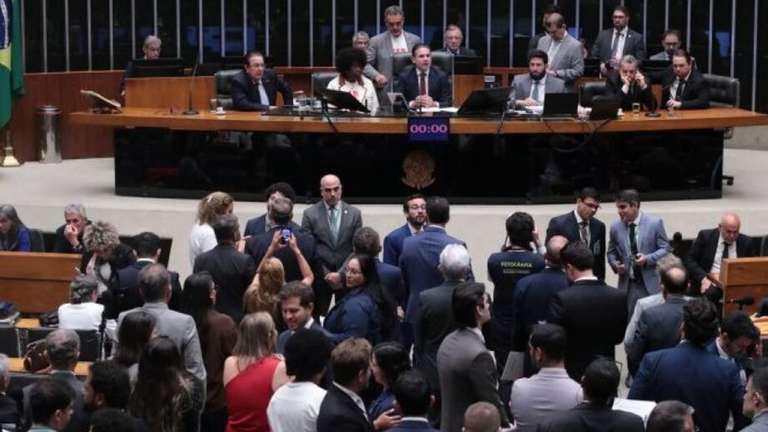 C&acirc;mara aprova fim da escala 6x1, e todos os deputados de MS votam a favor da proposta