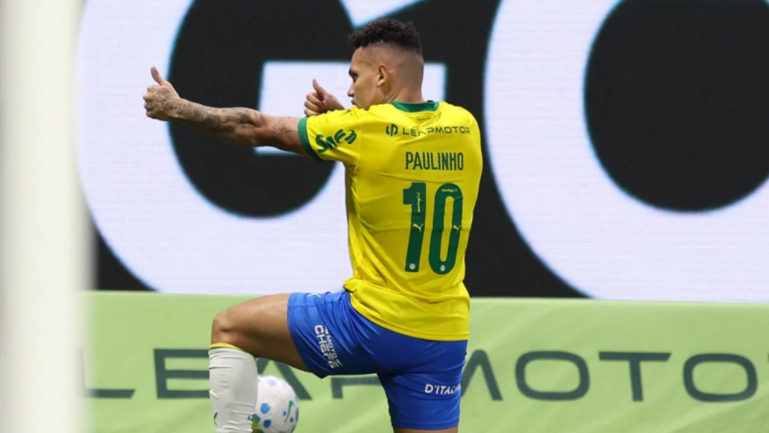 Com gol de Paulinho, Palmeiras mantém boa fase e dispara na liderança