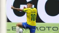 Com gol de Paulinho, Palmeiras mant&eacute;m boa fase e dispara na lideran&ccedil;a