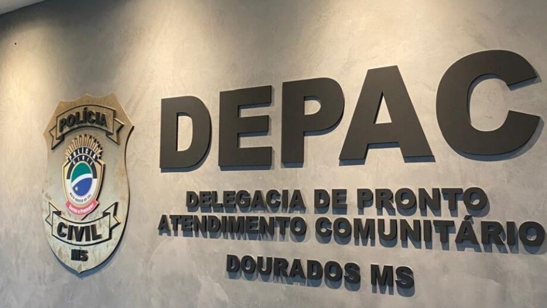Homem descumpre ordem judicial e destrói bens, carro e imóveis da ex
