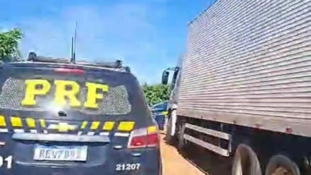 Caminh&atilde;o roubado no PR &eacute; encontrado abandonado &agrave;s margens de rodovia em MS