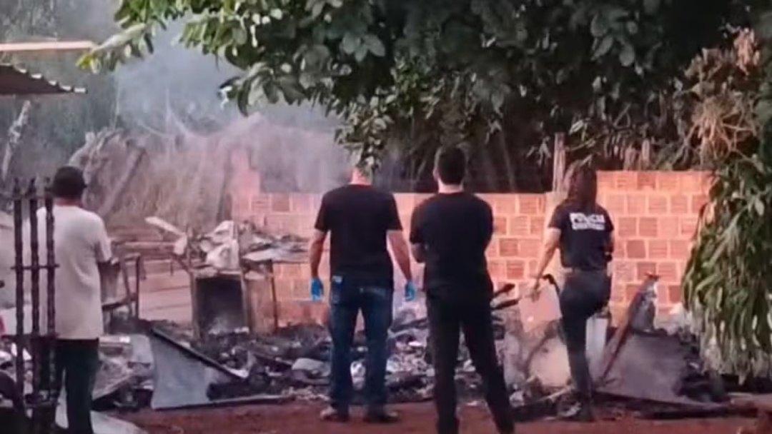 Morador morre carbonizado ap&oacute;s casa de madeira pegar fogo em Dourados
