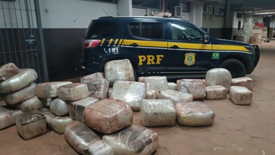Caminhoneiro demonstra nervosismo e acaba preso com 550 kg de skunk e 33 kg de coca&iacute;na