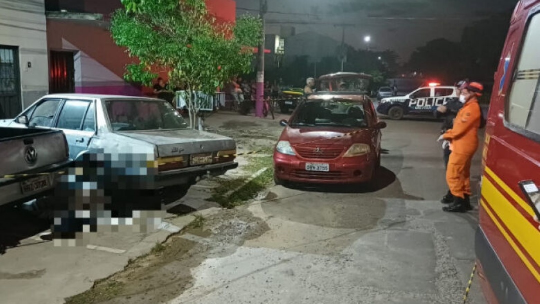 Homem de 50 anos &eacute; morto a tiros no meio da rua