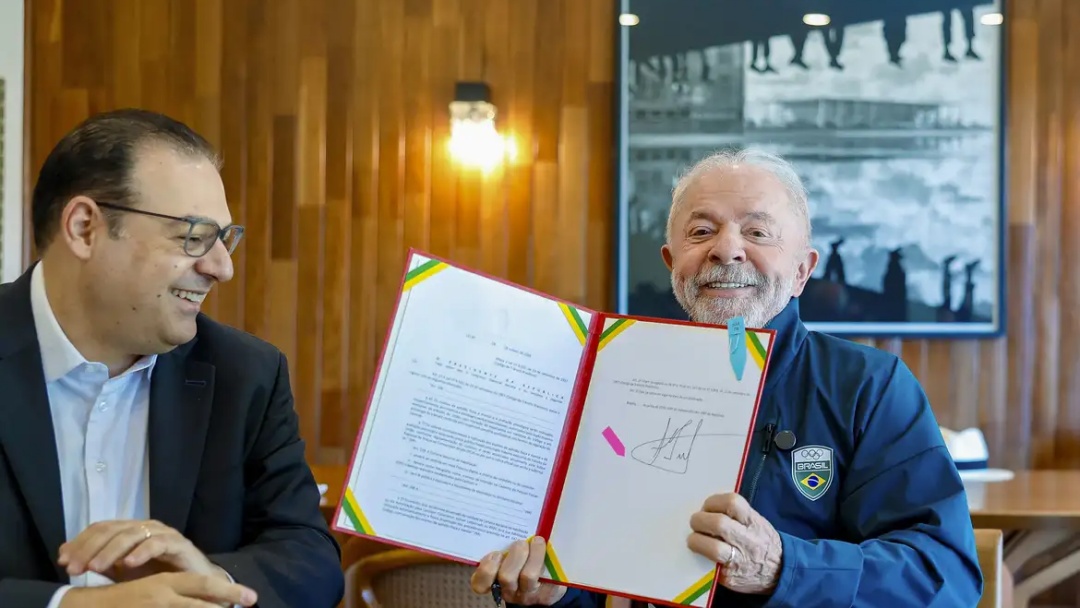 Presidente Lula da Silva sanciona lei que garante renova&ccedil;&atilde;o autom&aacute;tica da CNH