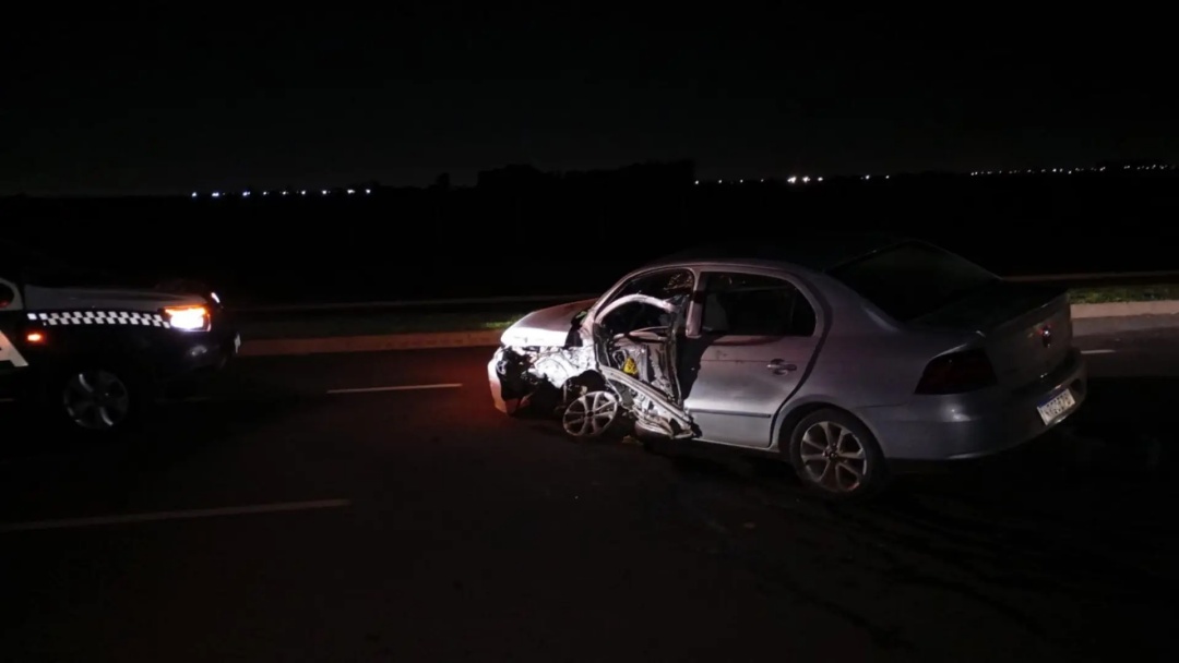 Motorista perde controle e bate contra poste no Nova Campo Grande