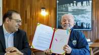 Presidente Lula da Silva sanciona lei que garante renova&ccedil;&atilde;o autom&aacute;tica da CNH