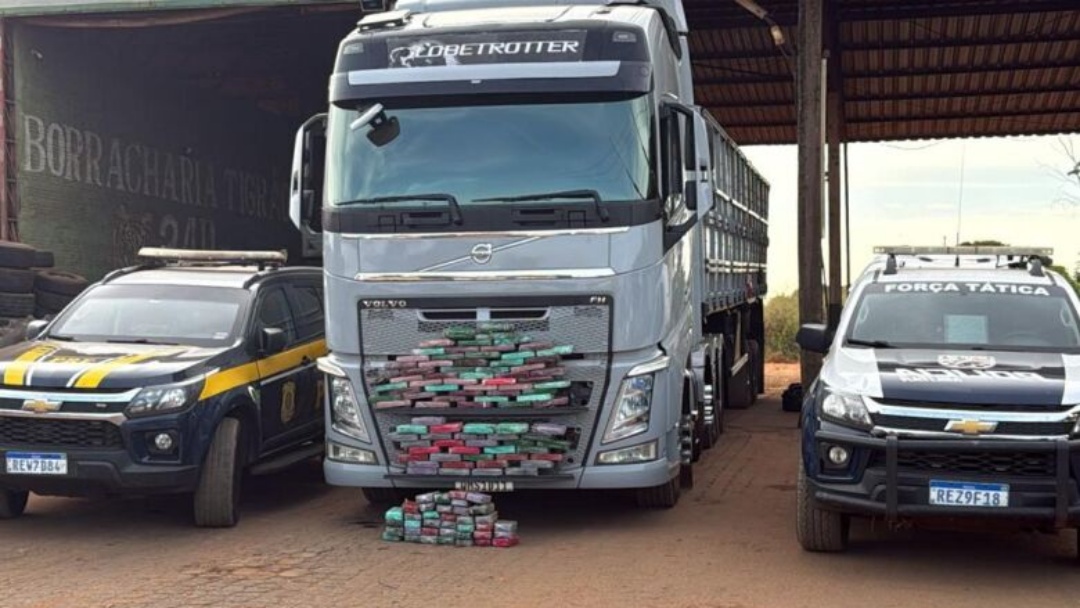 Motorista é preso levando cocaína dentro de estepes de carreta
