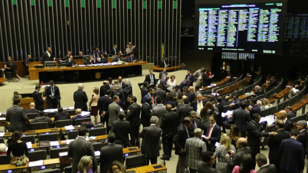 CCJ da Câmara adia votação de PEC da redução da maioridade penal
