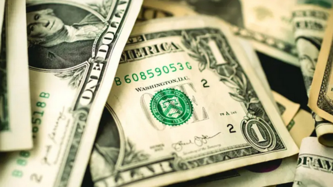 D&oacute;lar encerra em leve baixa, em sintonia com movimento global