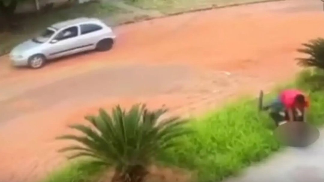 Dupla &eacute; presa ap&oacute;s roubar e tentar arrastar mulher para dentro de carro no Noroeste