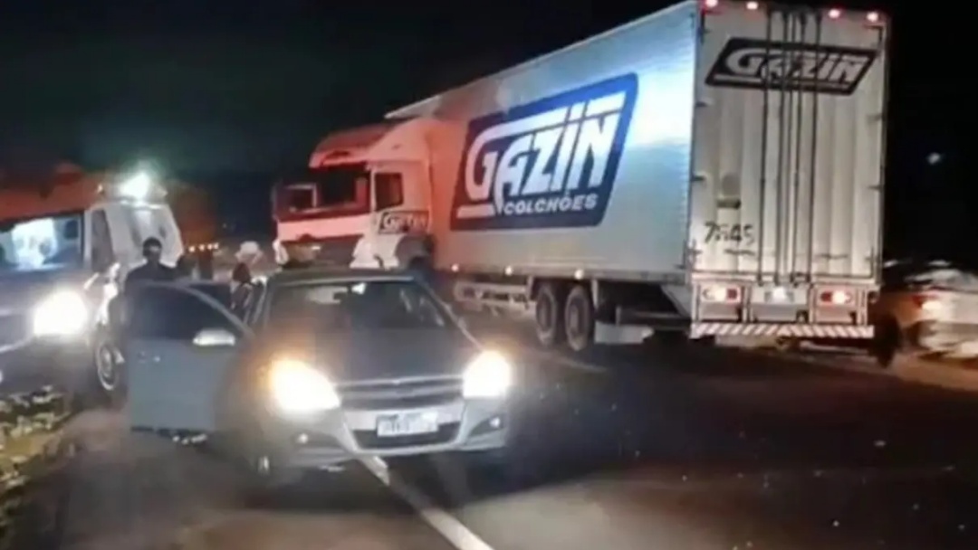 Doze pessoas saem ilesas em acidente com ambulância, carreta e carro na BR-163