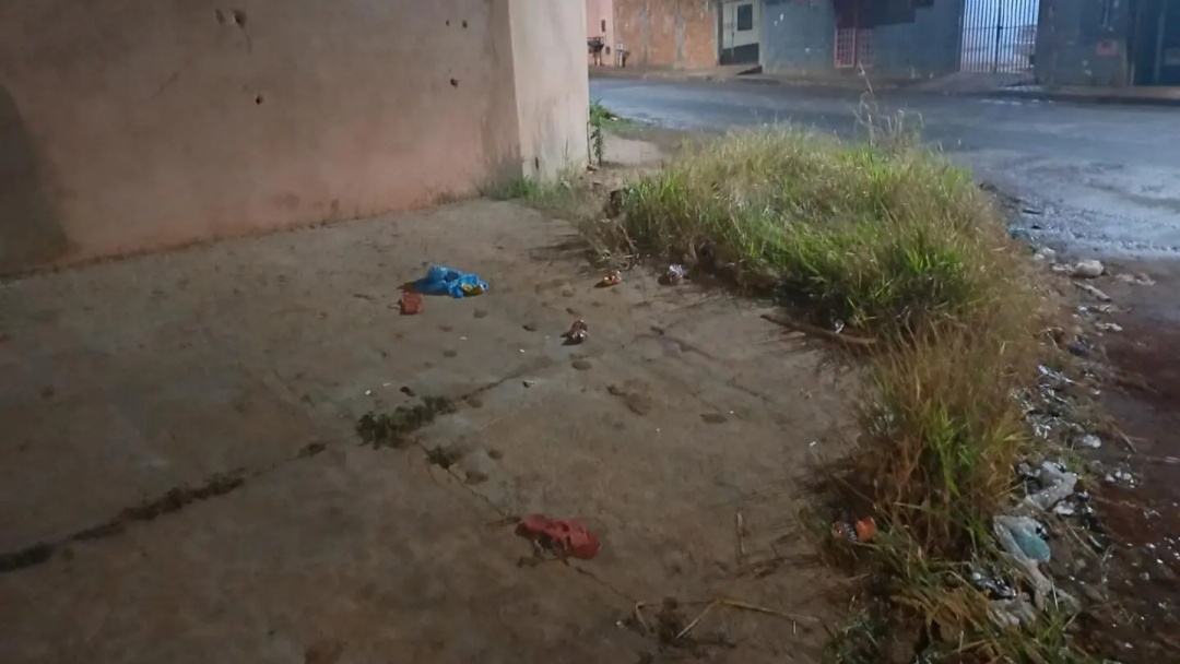 Mulher é esfaqueada e sofre golpes de enxada durante confusão no Nova Lima