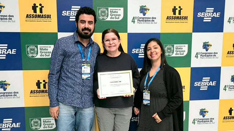 Antes de ser exonerada, secret&aacute;ria recebe certifica&ccedil;&atilde;o nacional e assina dispensa de 41 contratados