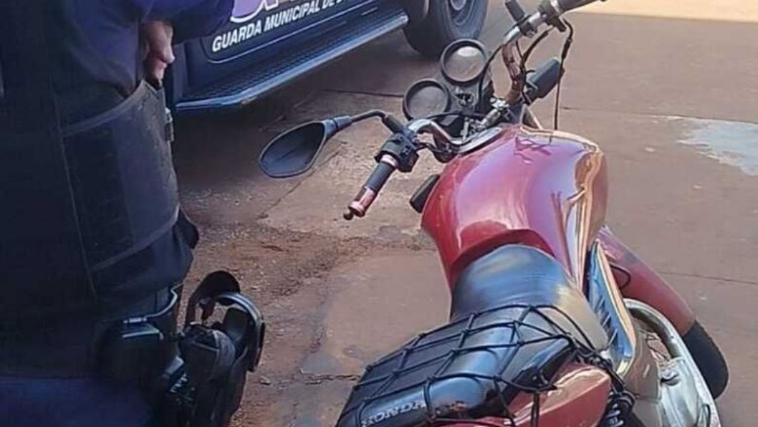 Comprada pela internet, moto com registro de furto leva condutor à delegacia