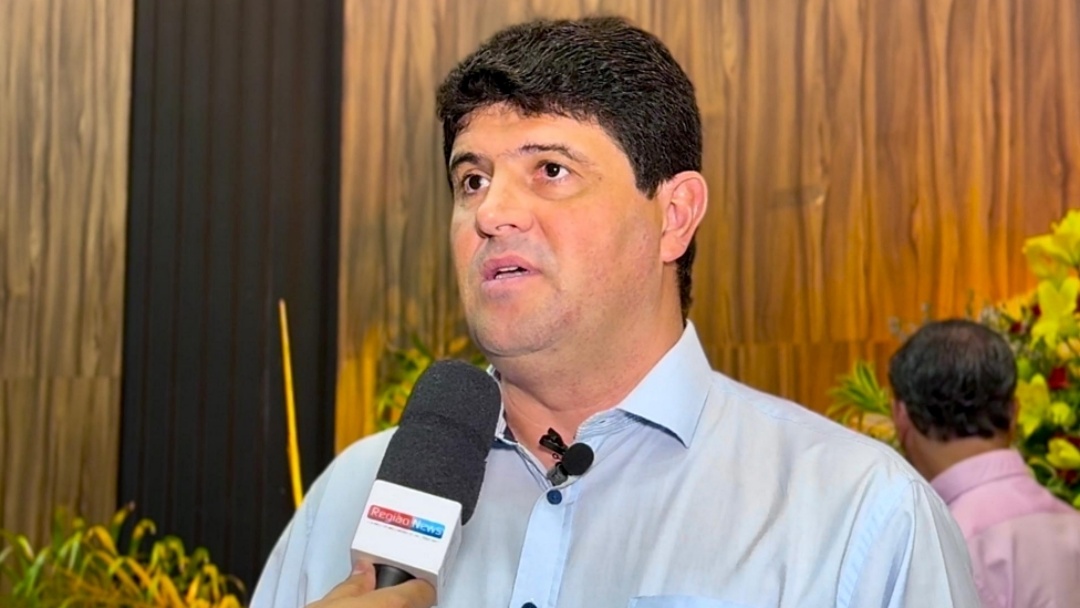 Junto com reajuste do piso, prefeito enterra promessa de campanha de equiparar salário de professor contratado ao do concursado