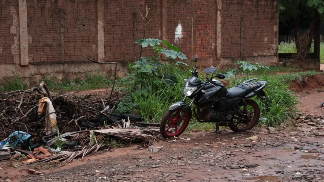 Moto é encontrada a 100 metros de onde homem foi assassinado com 10 facadas