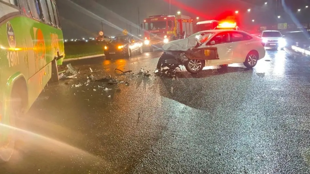 Acidente entre carro e micro-ônibus deixa jovem em estado grave