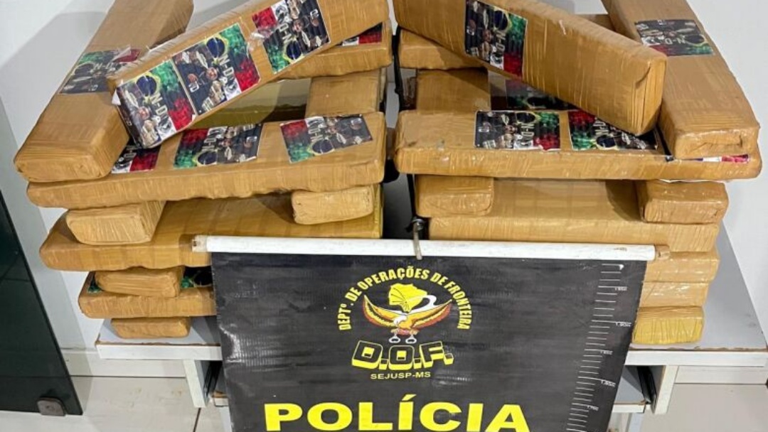 Passageira de carro de aplicativo é presa com malas recheadas de maconha