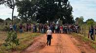 Ind&iacute;genas bloqueiam estrada durante reuni&atilde;o com Funai em Sidrol&acirc;ndia