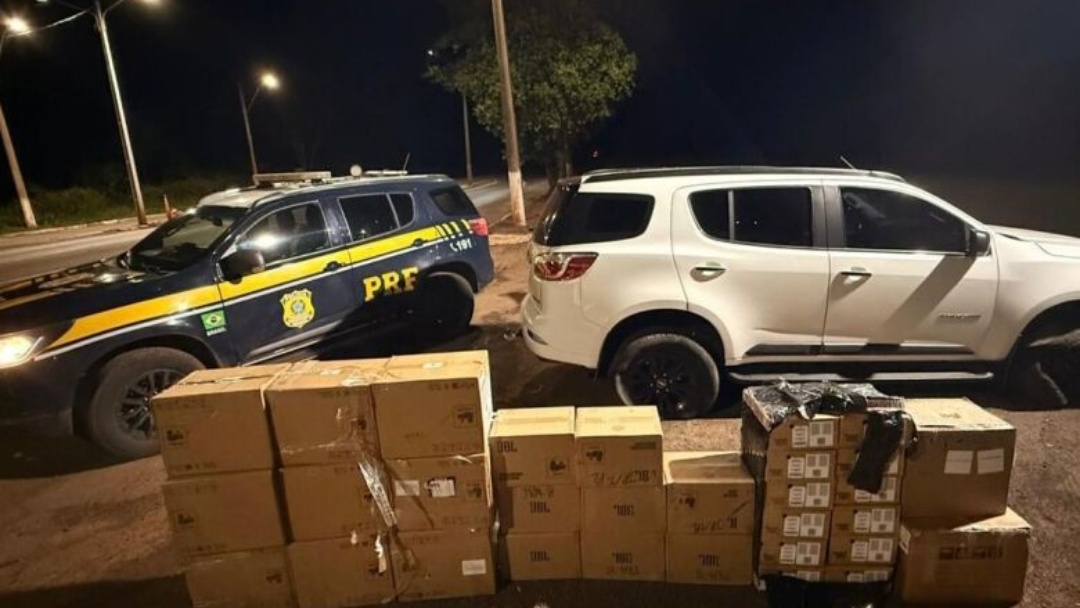 Condutor ignora ordem de parada, abandona veículo com mercadorias e desaparece em matagal