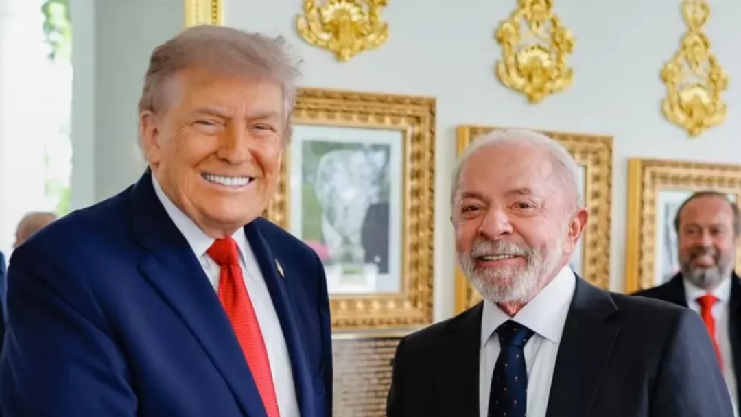 Presidente Lula da Silva e Donald Trump se cumprimentam durante evento social no G7