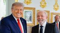 Presidente Lula da Silva e Donald Trump se cumprimentam durante evento social no G7   