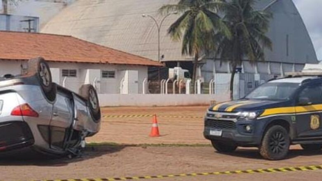 Motorista capota veículo durante fuga e acaba preso com cigarros contrabandeados