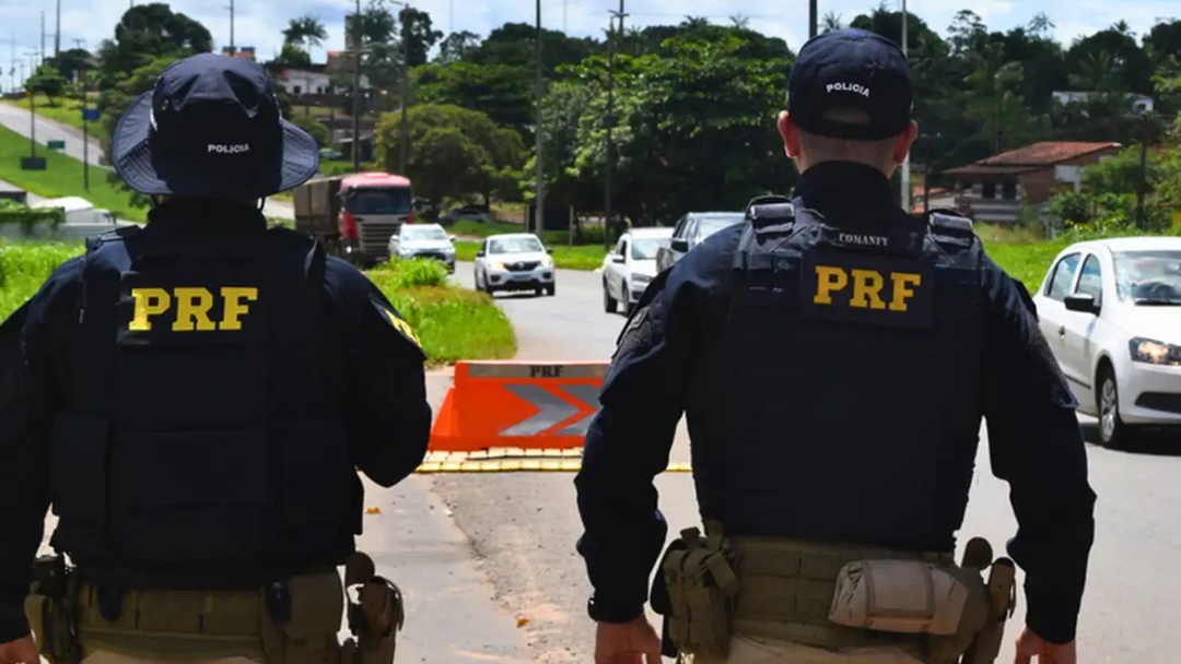 PRF apreende 26 fuzis durante abordagem a caminhão no Paraná