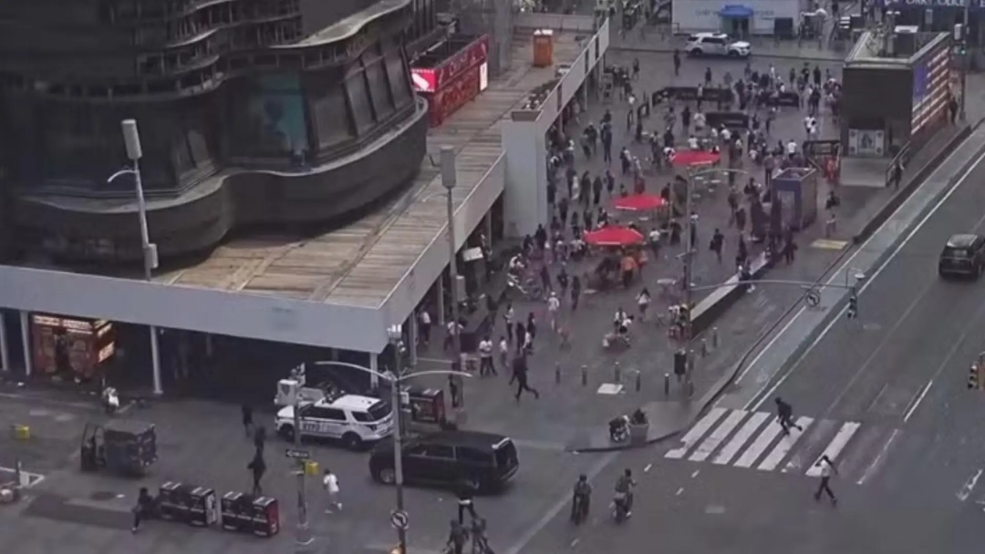 Tiros causam correria na Times Square e suspeito &eacute; detido em NY