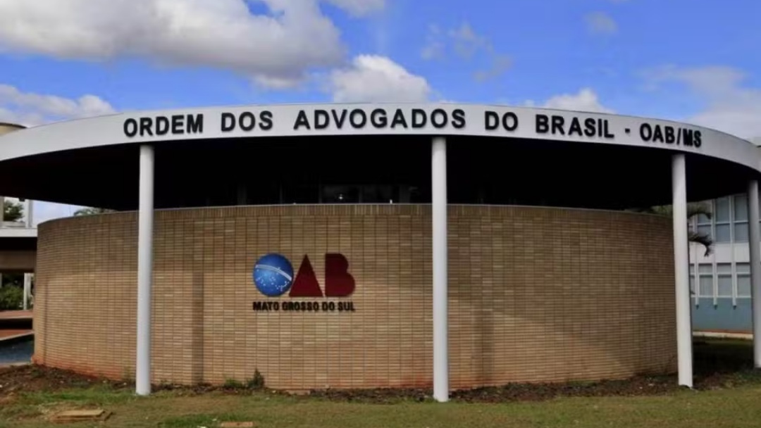 Advogados tem OAB suspensa por uso de IA para influenciar decisões judiciais em MS