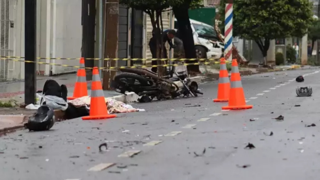 Motociclista morre ap&oacute;s colidir com caminhonete 