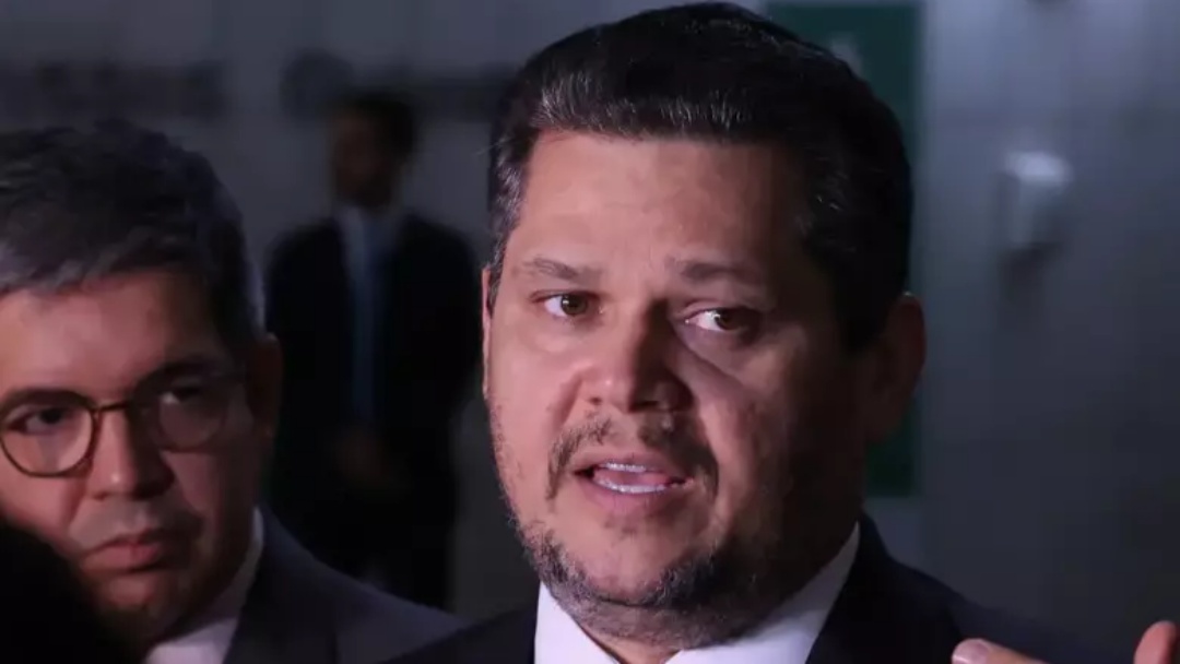Alcolumbre mantém PEC 6x1 travada em semana esvaziada no Senado