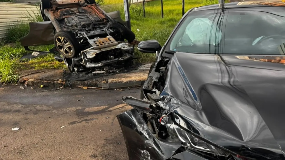 Motorista teria ‘furado’ sinal e provocado capotamento com incêndio na Rachid Neder