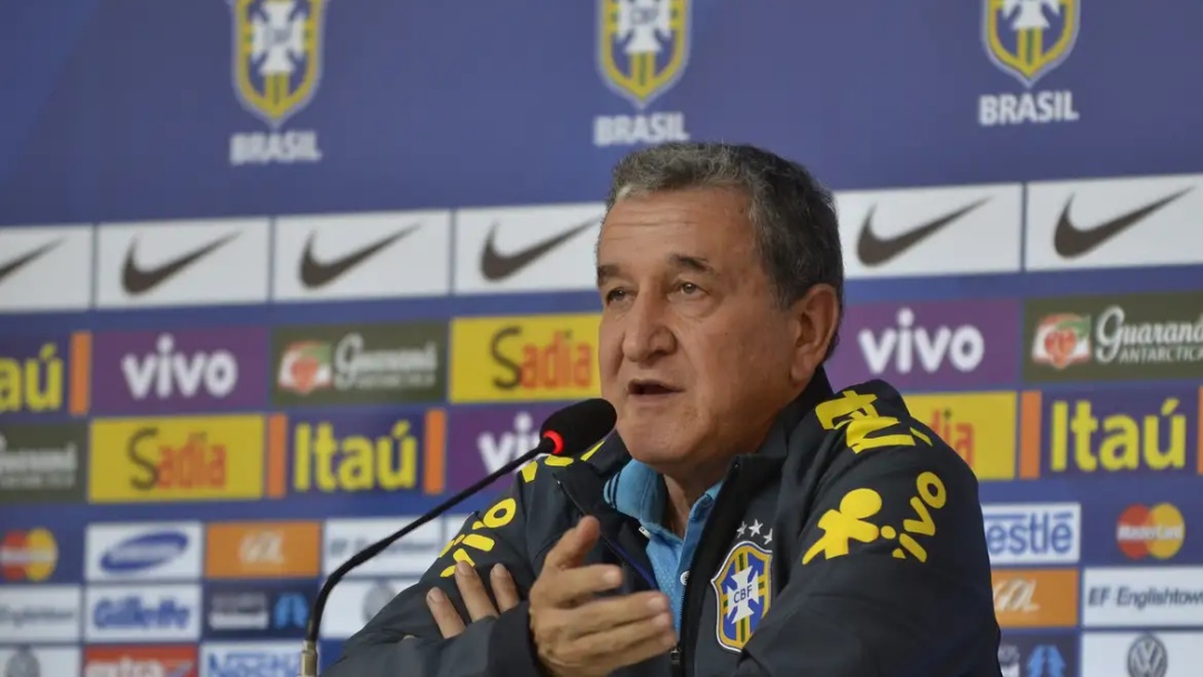 Técnico do tetra, Carlos Alberto Parreira apresenta melhora, mas permanece na UTI