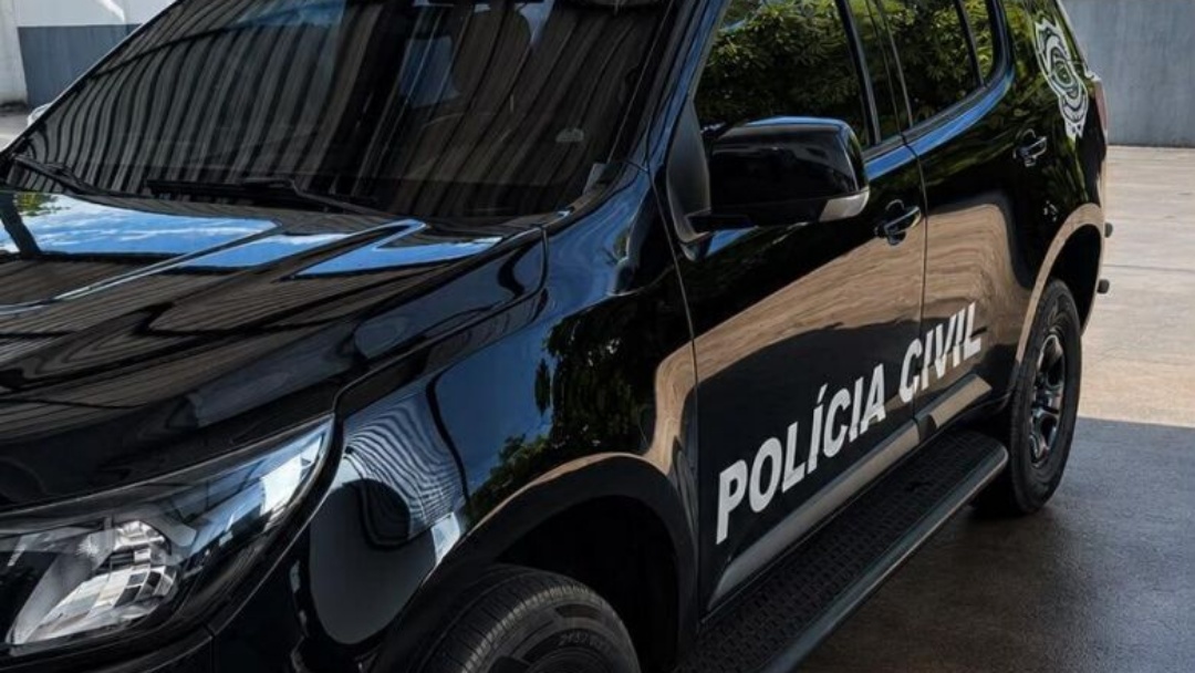 Homem é preso após esfaquear enteado no pescoço e ameaçar "terminar o serviço"