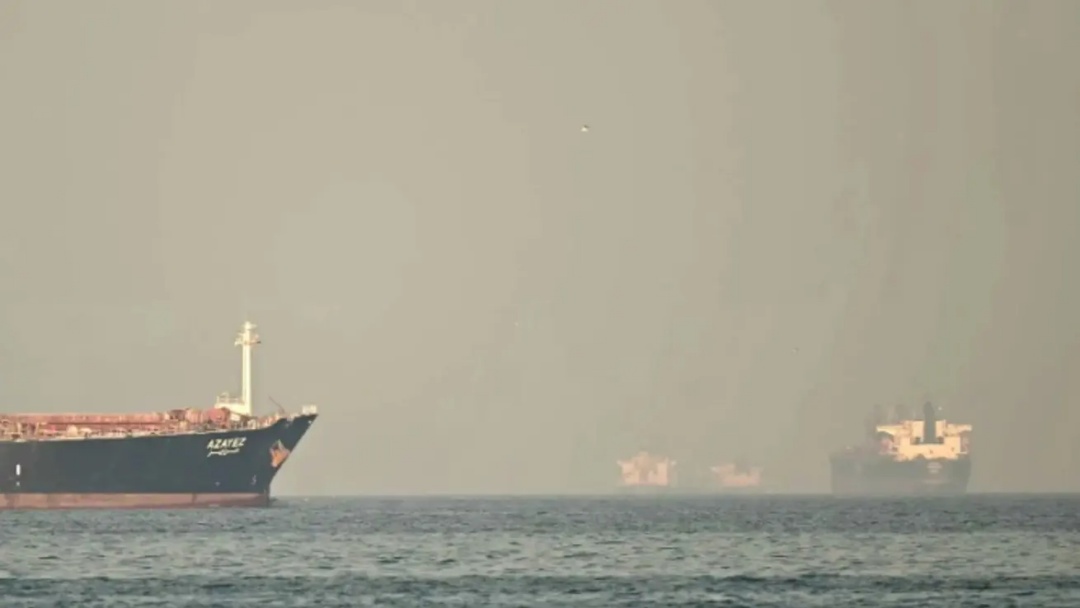 Drones iranianos atacam Bahrein; navio &eacute; atingido em Ormuz ap&oacute;s bombardeios dos EUA
