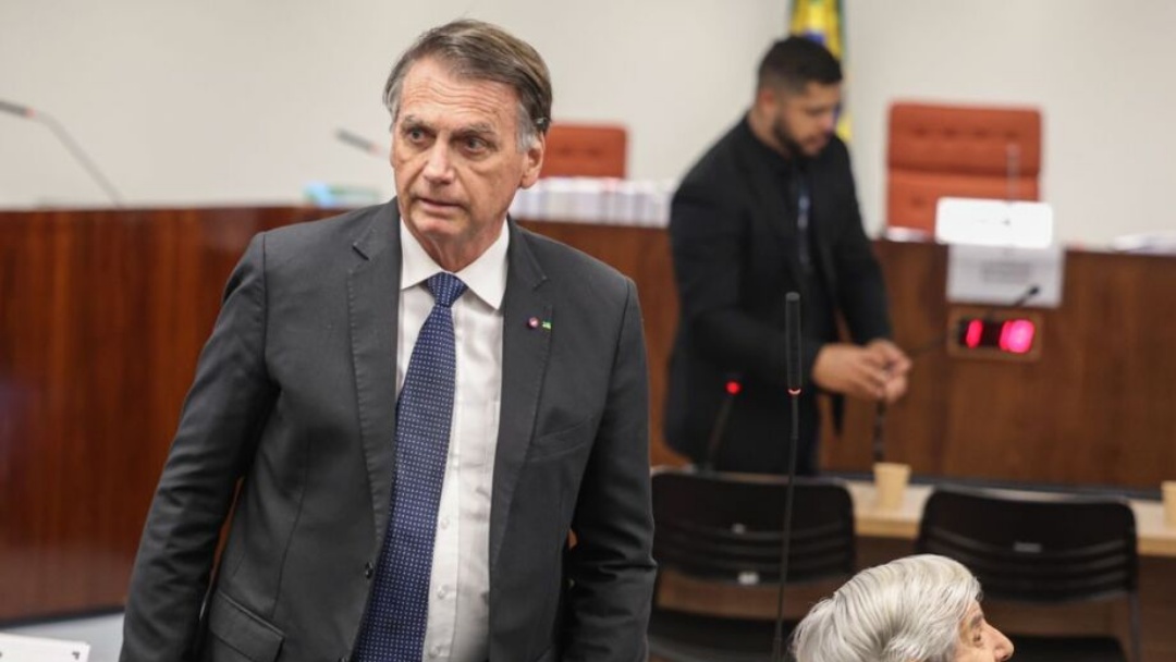 Bolsonaro tem picos de press&atilde;o alta durante a semana, diz boletim m&eacute;dico   
