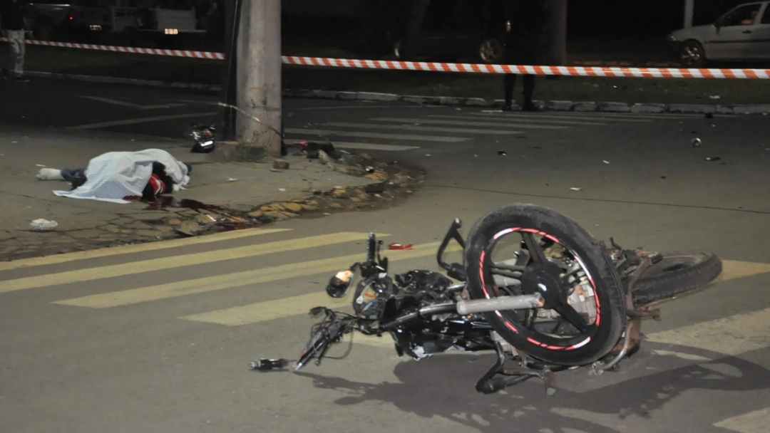 Motociclista morre em colis&atilde;o com carro e adolescente fica gravemente ferida em Chapad&atilde;o do Sul