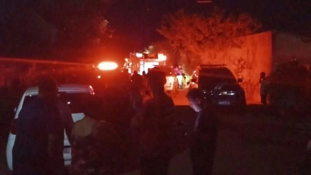 Menino morreu intoxicado ao tentar se proteger entre sof&aacute; e parede da sala 