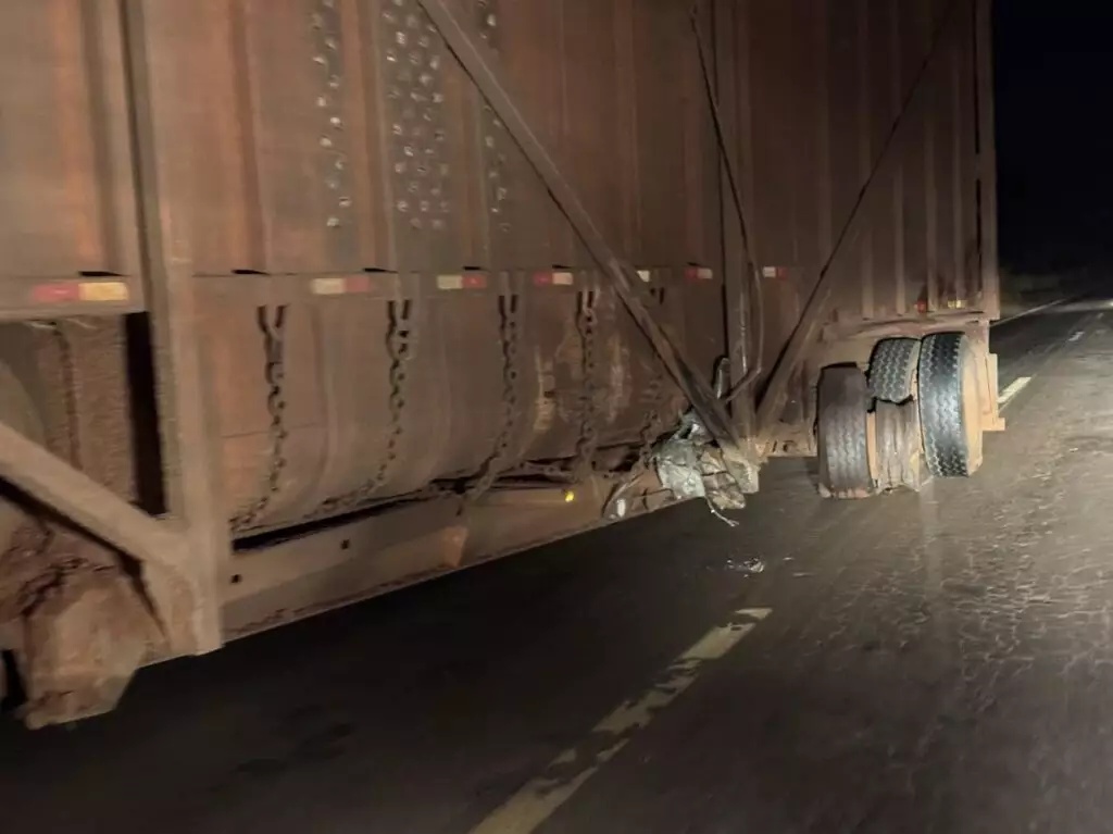 Motorista morre ap&oacute;s Hilux bater em semi-reboque de caminh&atilde;o canavieiro 