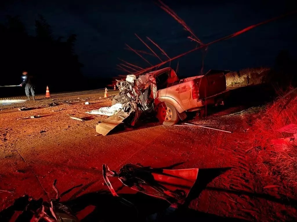 Motorista morre ap&oacute;s Hilux bater em semi-reboque de caminh&atilde;o canavieiro 