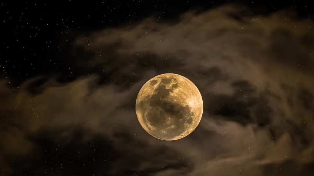 Espet&aacute;culo no c&eacute;u: 'Lua de Morango' encanta moradores e rende registros impressionantes em Campo Grande