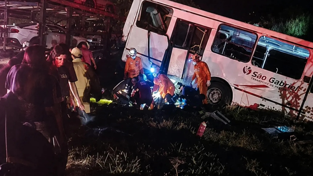 Acidente entre caminh&atilde;o e &ocirc;nibus na BR-163 deixou 25 pessoas feridas