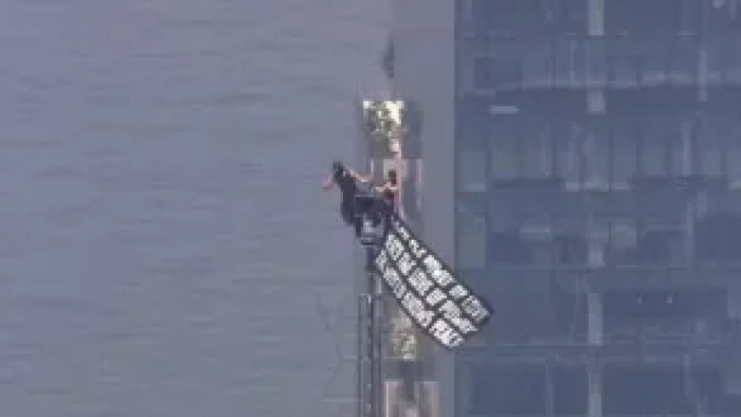Casal é preso após escalar antena do Empire State nos EUA, e fazer pedido de casamento
