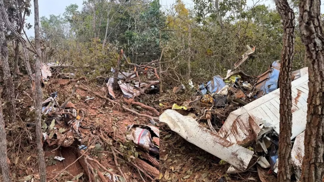 Avião cai e bombeiros fazem buscas por vítimas