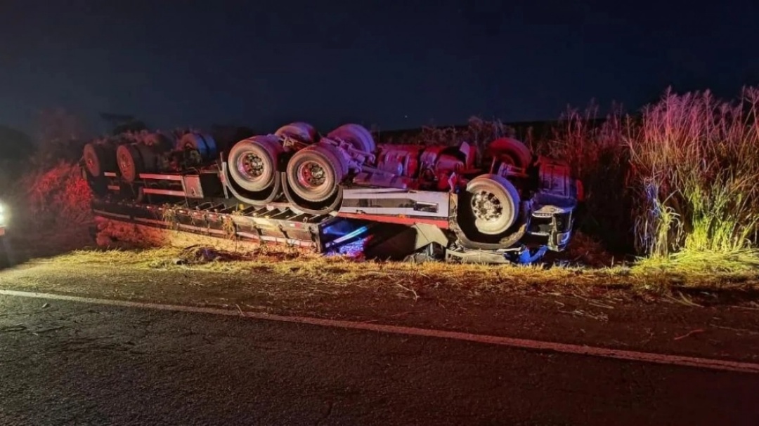 Tragédia na BR-267: Caminhoneiro morre preso às ferragens e irmão reconhece