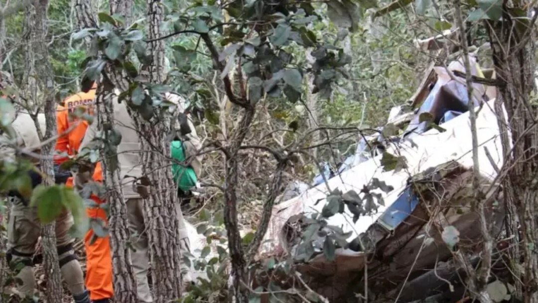 Após horas de buscas, aeronave é localizada com dois mortos em área de mata